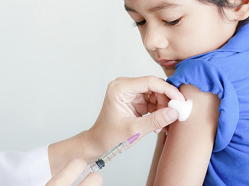 واکسن زدن دختربچه برای تقویت سیستم ایمنی بدن