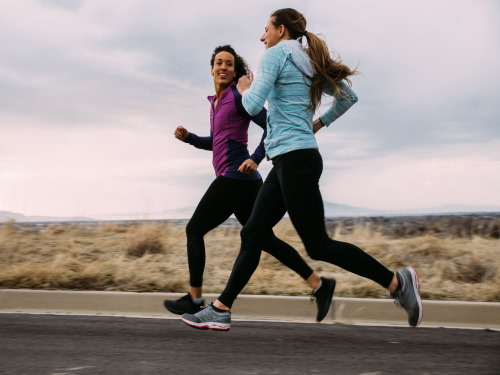 دویدن دو زن، راهی موثر برای تناسب اندام و تعدیل وزن