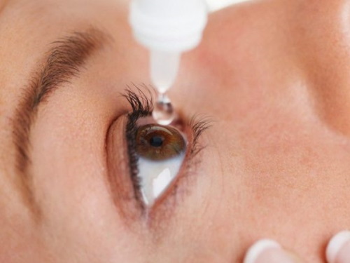 استفاده از اشک مصنوعی برای رفع خشکی چشم