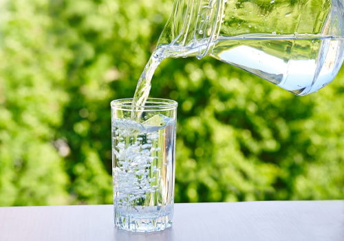 نوشیدن مقدار زیاد آب برای درمان سردرد ناشی از کم آبی