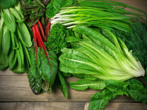 تغذیه سالم برای کاهش وزن با خوردن سبزیجات سبز برگ