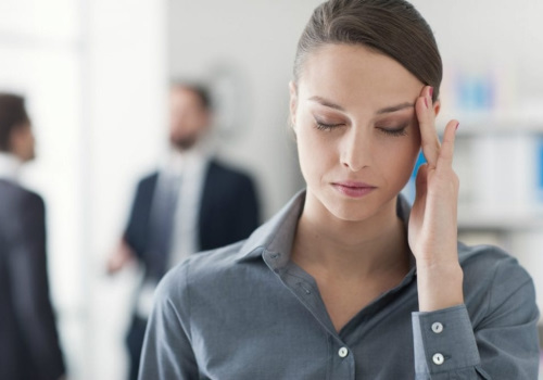 سردرد خوشه ای چیست؟ علائم، دلایل و درمان