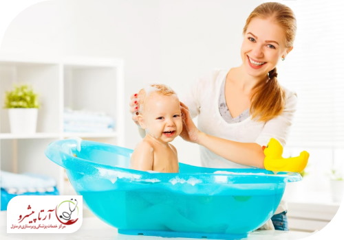 حمام کردن کودک توسط پرستار بچه