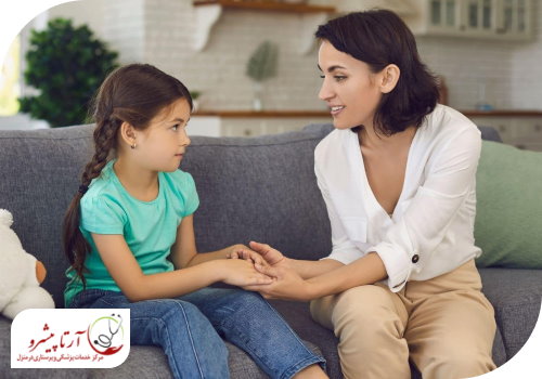 روانشناس در حال صحبت با کودک