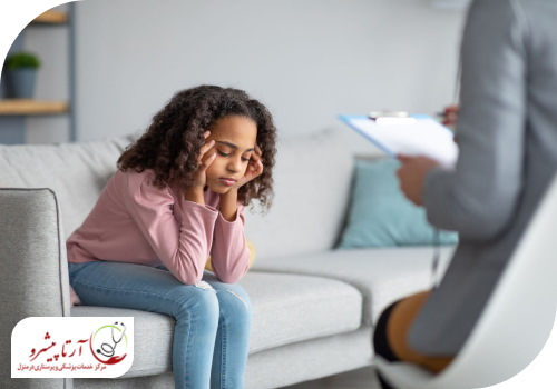روانپزشک در حال صحبت با کودک