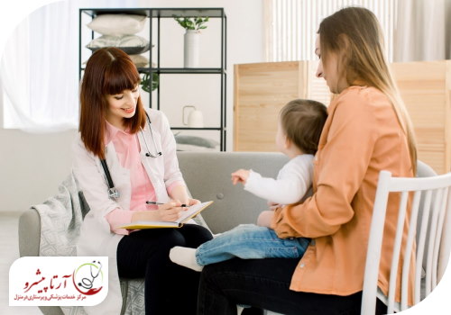 مادر در حال صحبت کردن با پرستار کودک