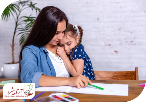 پرستار در حال نگهداری از کودک در منزل