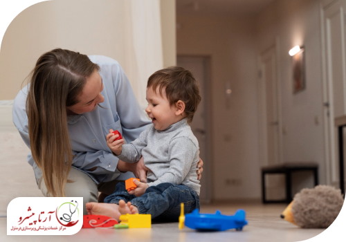 پرستار کودک در منزل در حال بازی با کودک