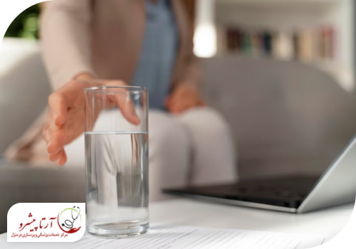 نوشیدن آب؛ یکی از روش های جلوگیری از نفخ شکم